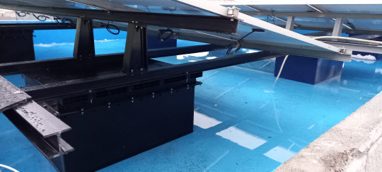 한국생산기술연구원은 버려지는 저품질 탄소섬유를 재활용해 해상태양광 부력체로 제조할 수 있는 기술을 개발했다. 사진은 연구팀이 제작한 해상부력체 시제품과 수조 내 실증 모습  생기원 제공